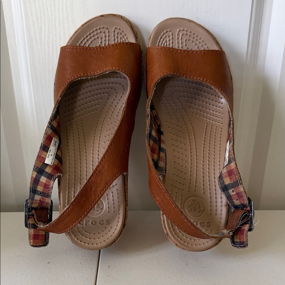 CROCS A Leigh Leather Tan 2-1/2” Cork Wedge Heel Sandals (sz 6) - Picture 5 of 6
